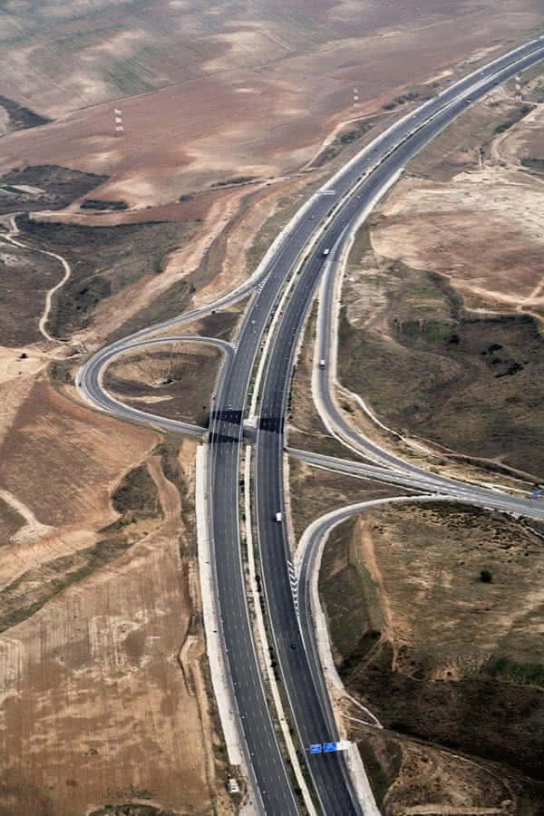 Autobahnen durchtrennen Ökosysteme und teilen Populationen